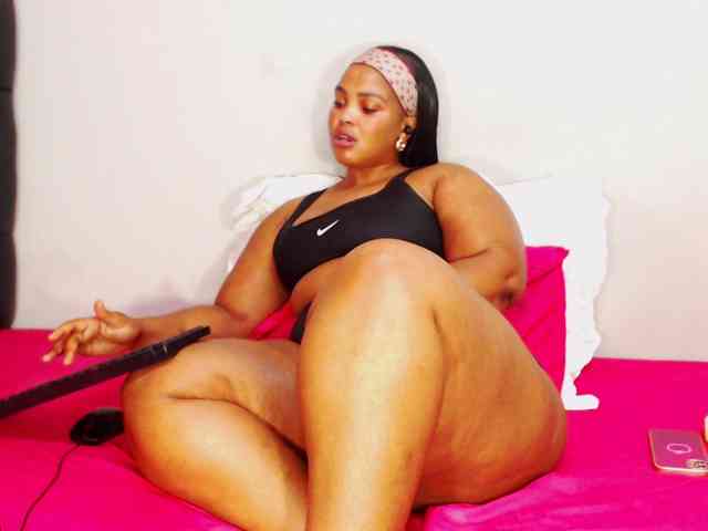 DivineBootyxxx webcam