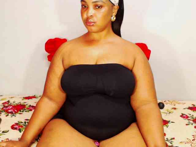 DivineBootyxxx webcam