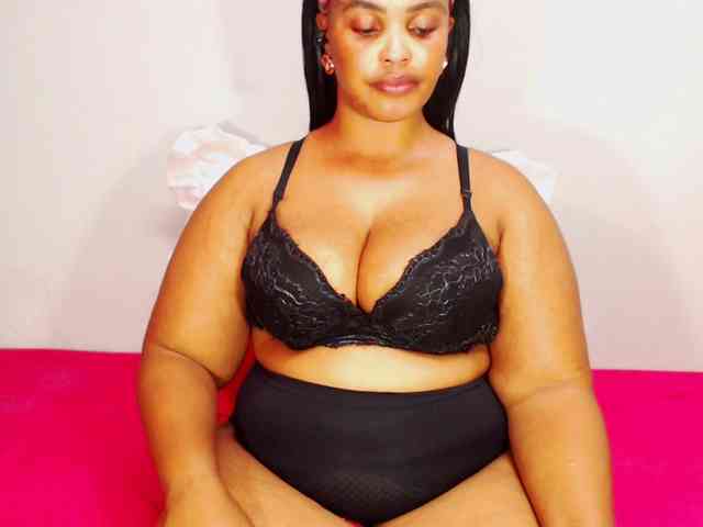 DivineBootyxxx webcam