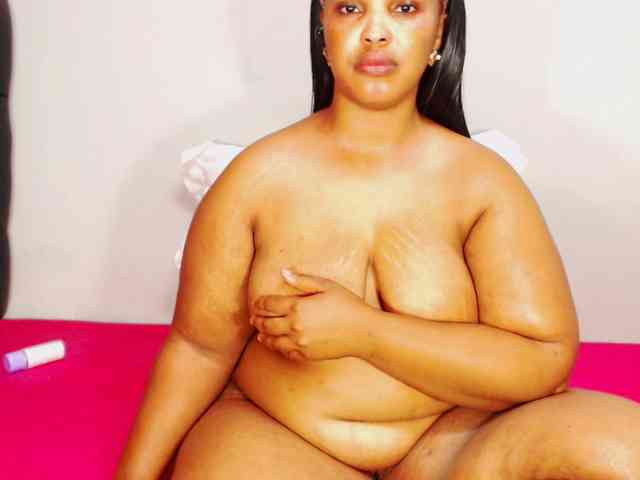 DivineBootyxxx webcam