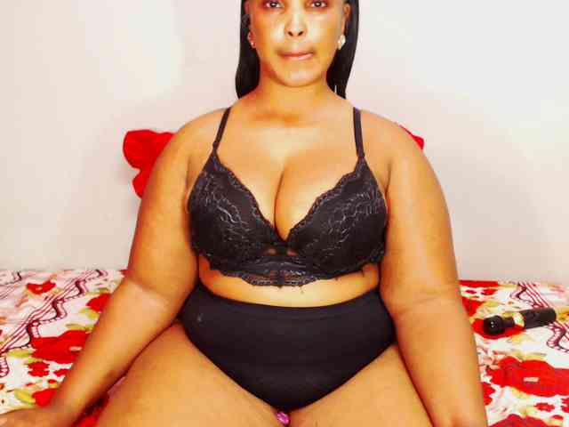 DivineBootyxxx webcam