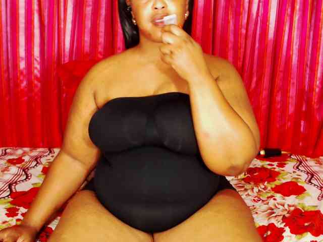 DivineBootyxxx webcam