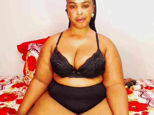 DivineBootyxxx webcam