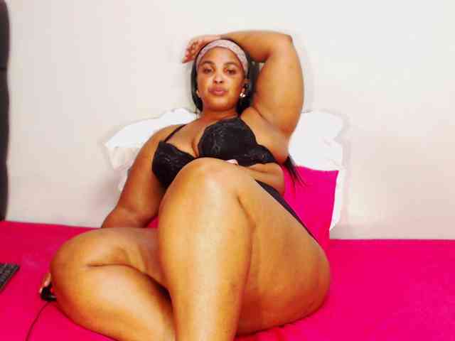 DivineBootyxxx webcam