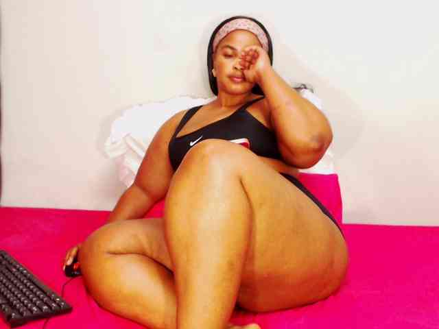 DivineBootyxxx webcam