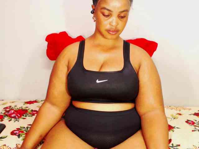 DivineBootyxxx webcam