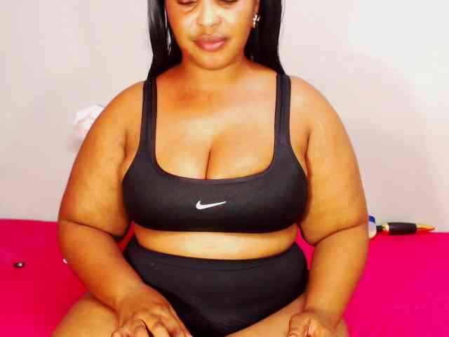 DivineBootyxxx webcam