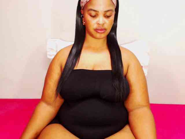 DivineBootyxxx webcam