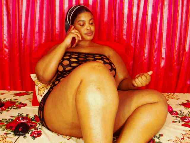 DivineBootyxxx webcam