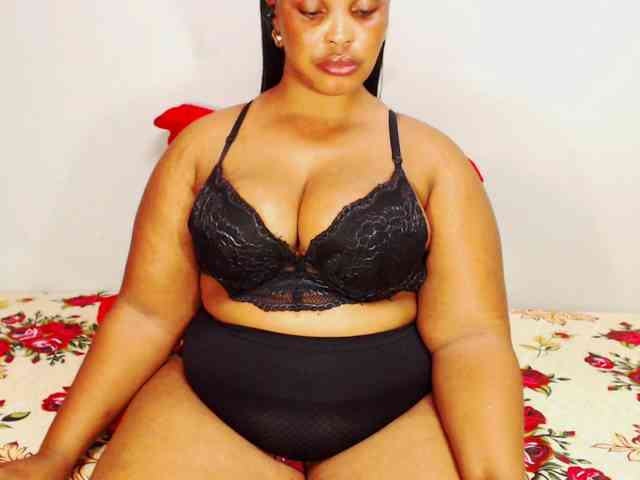 DivineBootyxxx webcam