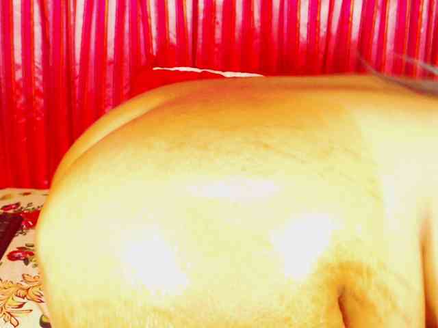 DivineBootyxxx webcam