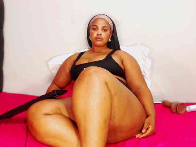 DivineBootyxxx webcam