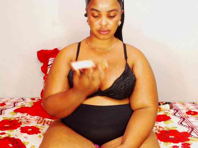 DivineBootyxxx webcam