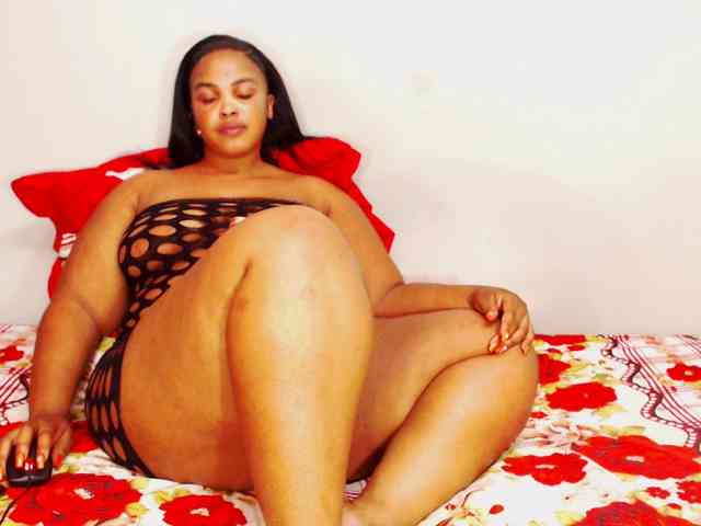 DivineBootyxxx webcam