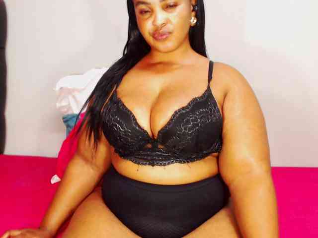 DivineBootyxxx webcam