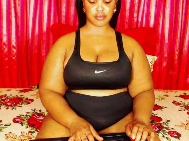 DivineBootyxxx webcam