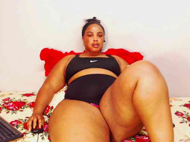 DivineBootyxxx webcam