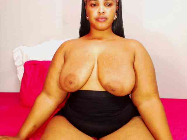 DivineBootyxxx webcam