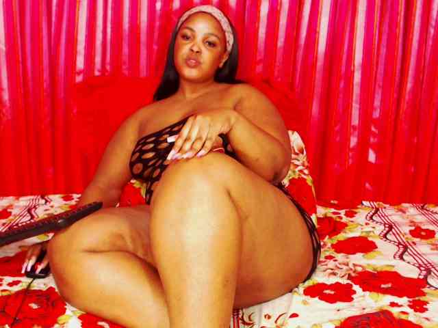 DivineBootyxxx webcam