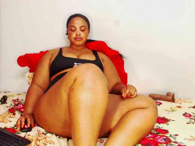 DivineBootyxxx webcam