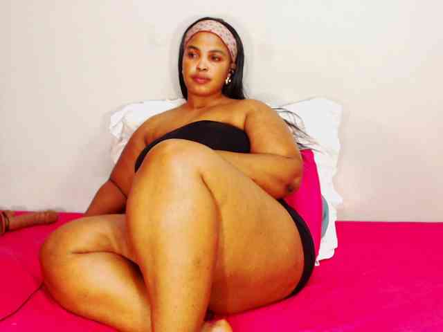 DivineBootyxxx webcam