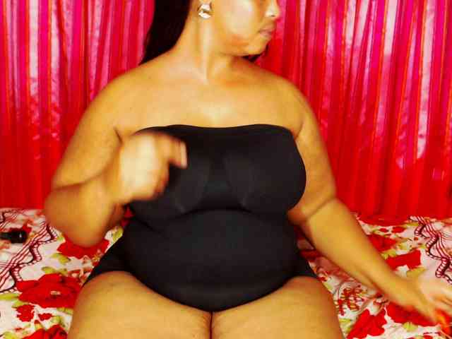 DivineBootyxxx webcam