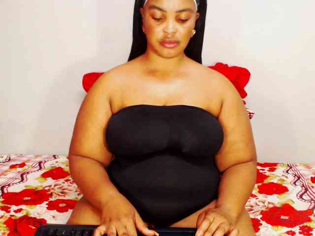 DivineBootyxxx webcam