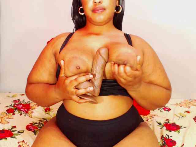 DivineBootyxxx webcam