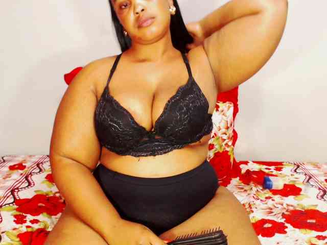 DivineBootyxxx webcam