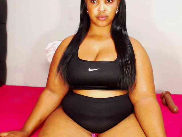 DivineBootyxxx webcam