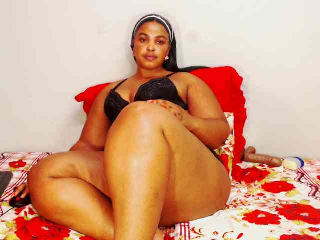 DivineBootyxxx webcam