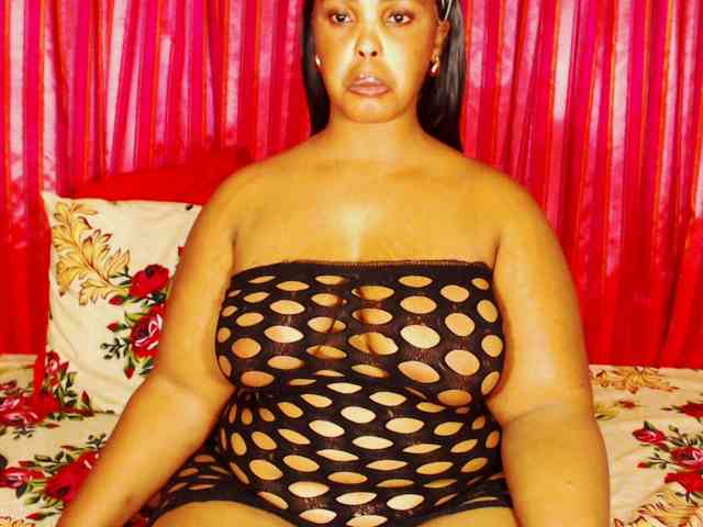 DivineBootyxxx webcam