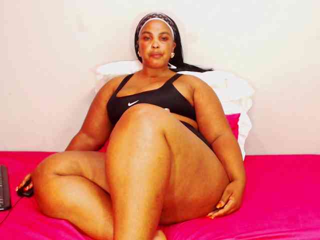 DivineBootyxxx webcam