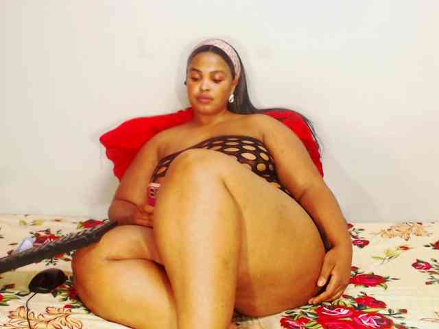 DivineBootyxxx webcam