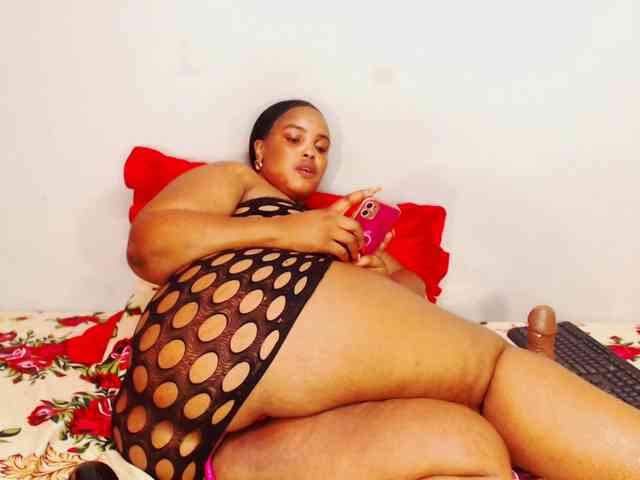 DivineBootyxxx webcam