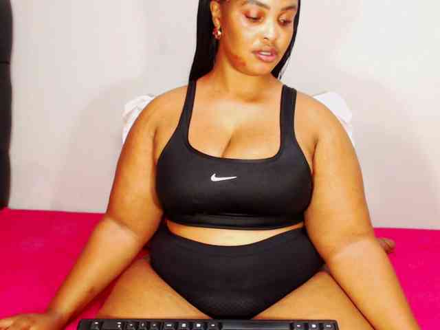 DivineBootyxxx webcam