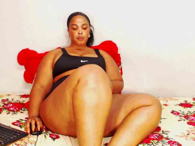 DivineBootyxxx webcam