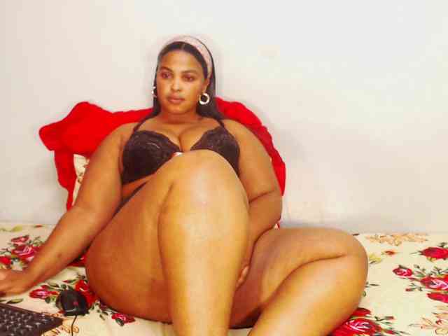 DivineBootyxxx webcam