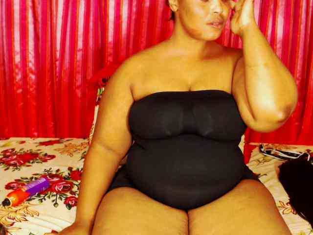 DivineBootyxxx webcam