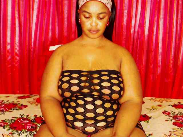 DivineBootyxxx webcam