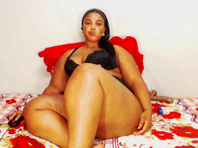 DivineBootyxxx webcam