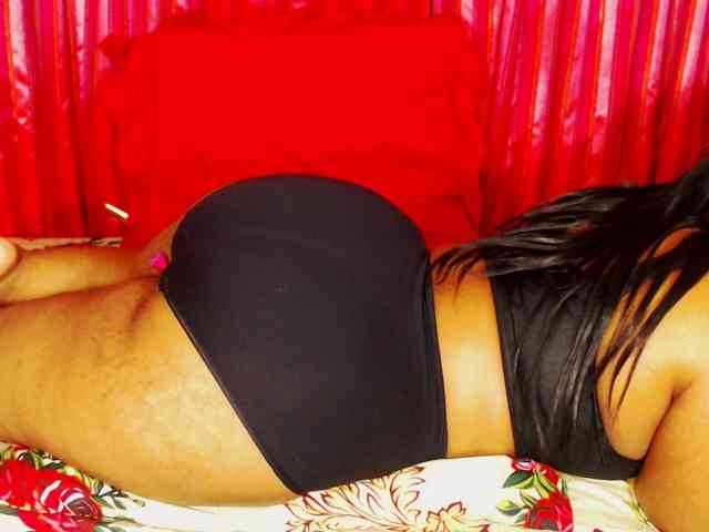 DivineBootyxxx webcam