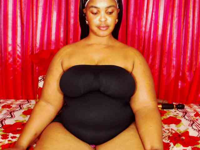 DivineBootyxxx webcam