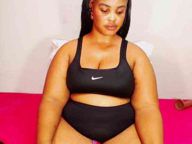 DivineBootyxxx webcam