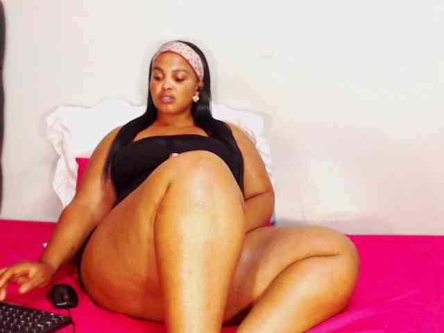 DivineBootyxxx webcam