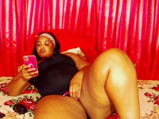 DivineBootyxxx webcam