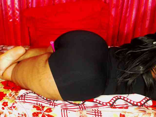 DivineBootyxxx webcam