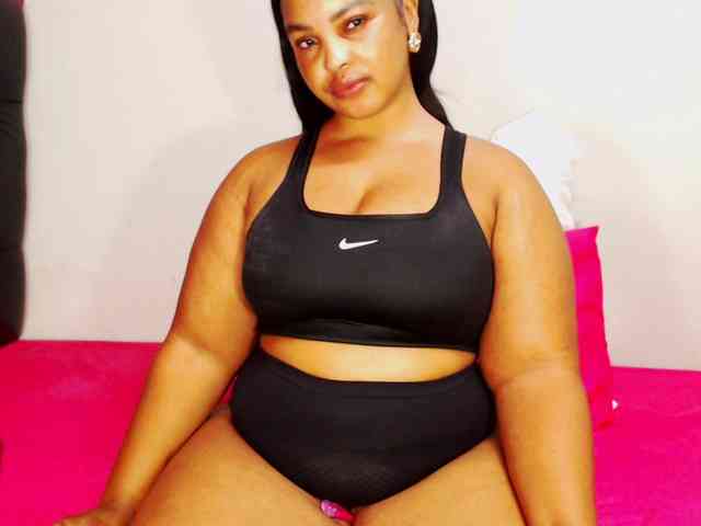 DivineBootyxxx webcam