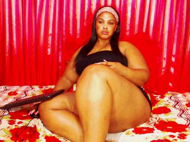 DivineBootyxxx webcam