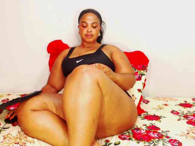 DivineBootyxxx webcam